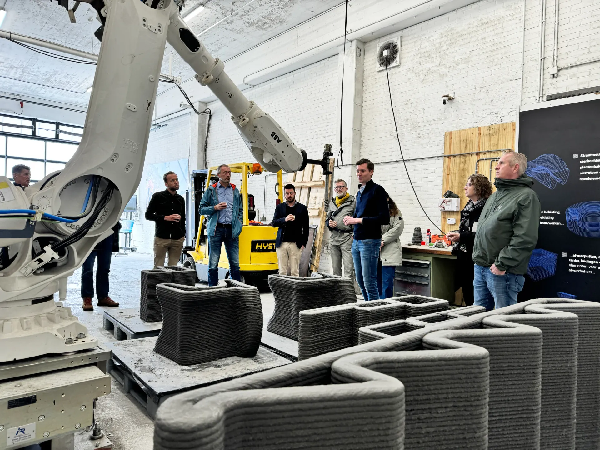 3D printed architectural elements and robotic fabrication equipment